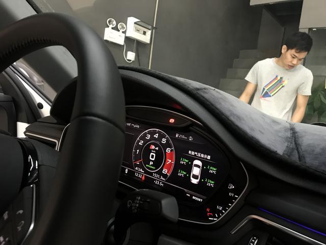 东莞奥迪A4L升级RS4中网、原厂二代胎压、32色原厂氛围灯