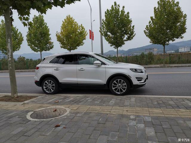林肯MKC四驱尊雅提车，30万入手的美式豪华SUV比X1、GLC强太多？