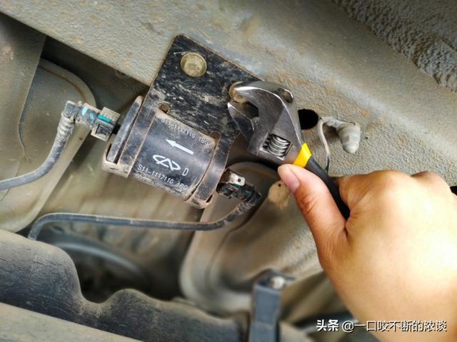 奇瑞 艾瑞泽5 汽油滤芯更换操作