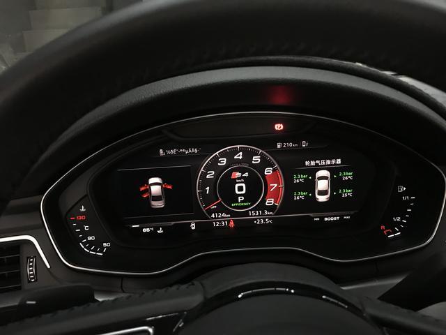 东莞奥迪A4L升级RS4中网、原厂二代胎压、32色原厂氛围灯