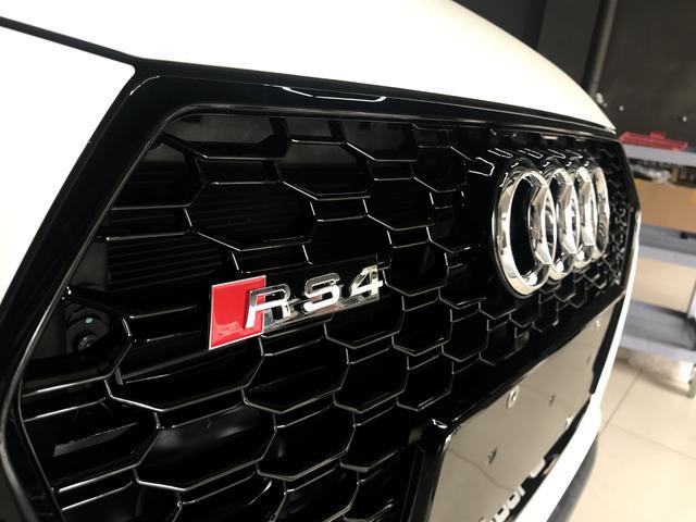 东莞奥迪A4L升级RS4中网、原厂二代胎压、32色原厂氛围灯