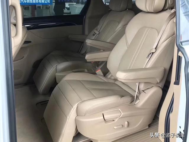 别克GL8提车作业，车主：商务家用两不误，260马力很强劲