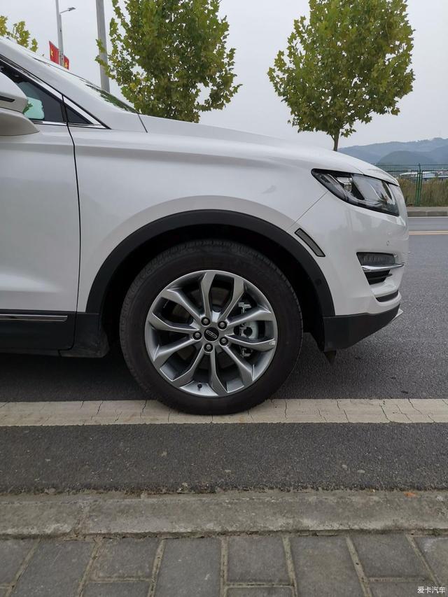 林肯MKC四驱尊雅提车，30万入手的美式豪华SUV比X1、GLC强太多？