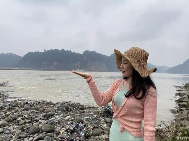 提车奔驰GLA，美女司机自驾GLA挑战川西，附用车感受分享
