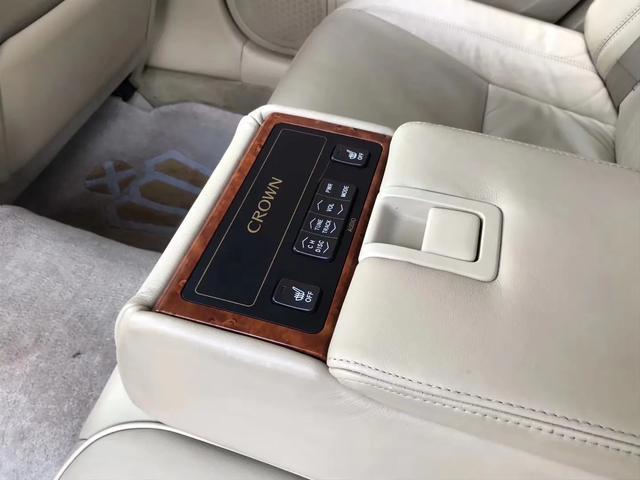 到手一台07年皇冠3.0沙龙导航版