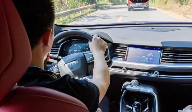 13.6万喜提新款哈弗H6，800公里后再开本田CR-V，车主想说三个字