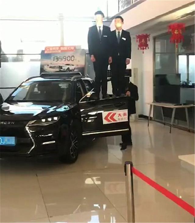 帕萨特撞上中保研，挂不住了