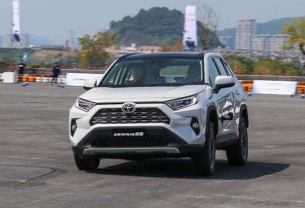 花17万买了丰田RAV4而不要本田CR-V，开800公里，车主：差距明显