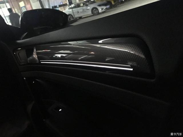 颜值高配置强，风暴蓝高尔夫R-Line提车，整条街最靓的仔