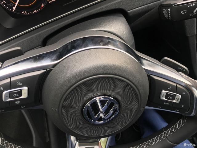 颜值高配置强，风暴蓝高尔夫R-Line提车，整条街最靓的仔
