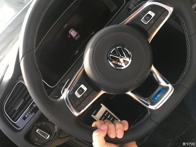 颜值高配置强，风暴蓝高尔夫R-Line提车，整条街最靓的仔