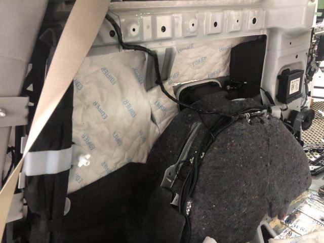 航空座椅、吸顶屏、全车隔音，这台改装后的GL8舒适性超埃尔法