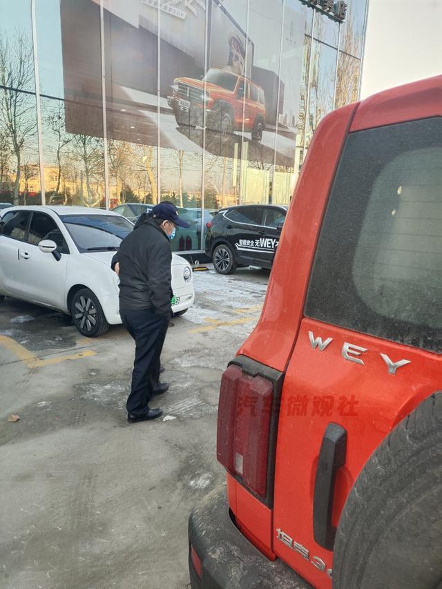微观社试驾坦克300，现场偶遇一60岁大爷看车
