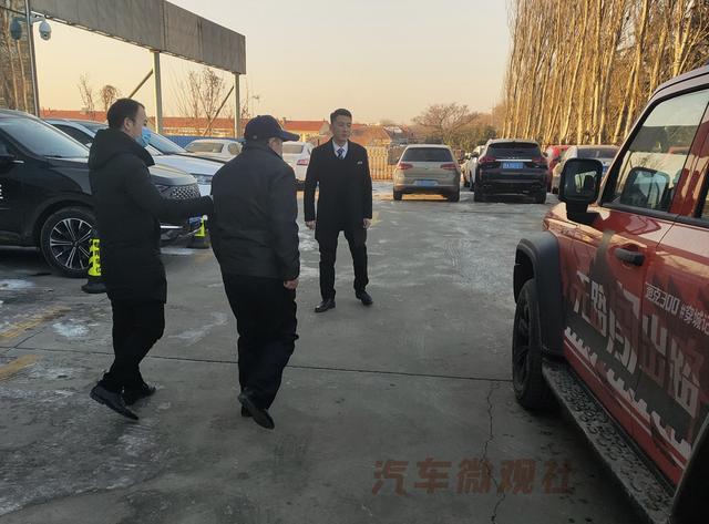 微观社试驾坦克300，现场偶遇一60岁大爷看车