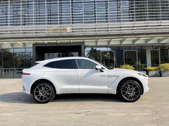 290万元买辆阿斯顿马丁SUV，开兰博Urus的亲戚说出感受