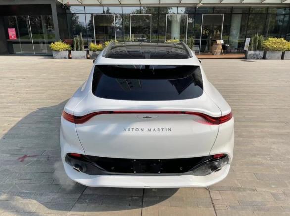 290万元买辆阿斯顿马丁SUV，开兰博Urus的亲戚说出感受