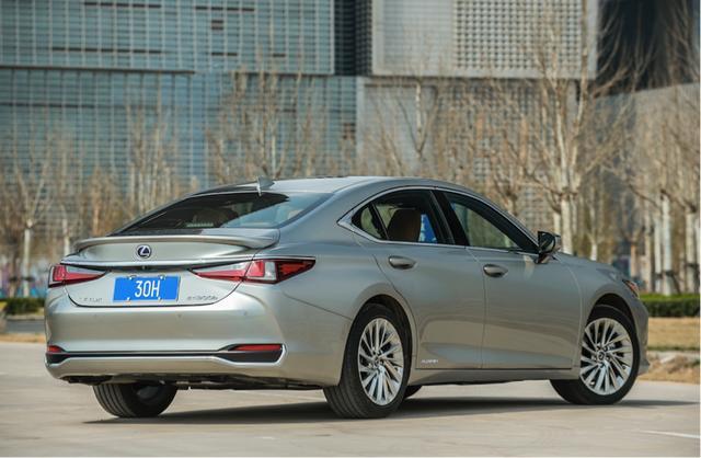 放弃奔驰E宝马5入手雷克萨斯ES300h  开了两年真是好车