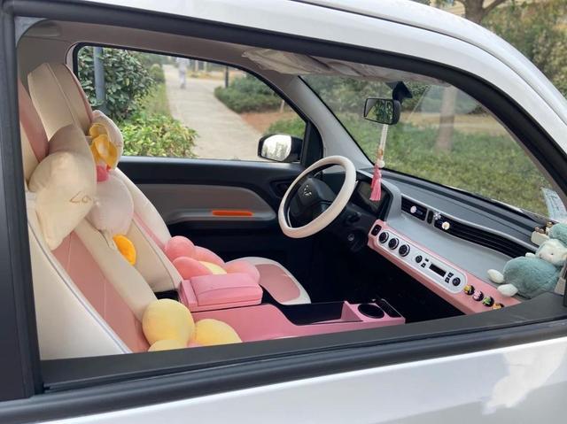 3万提的宏光MINIEV，花2千元改装，上路回头率不输豪车