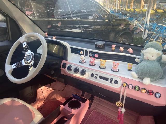 3万提的宏光MINIEV，花2千元改装，上路回头率不输豪车