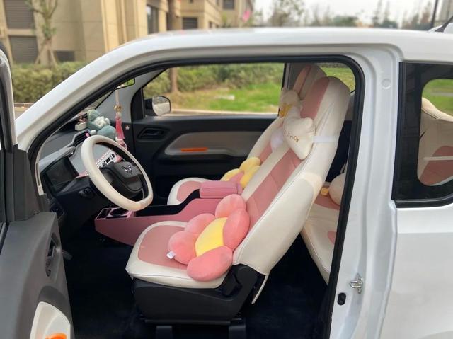3万提的宏光MINIEV，花2千元改装，上路回头率不输豪车