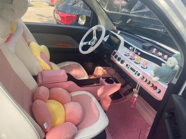3万提的宏光MINIEV，花2千元改装，上路回头率不输豪车