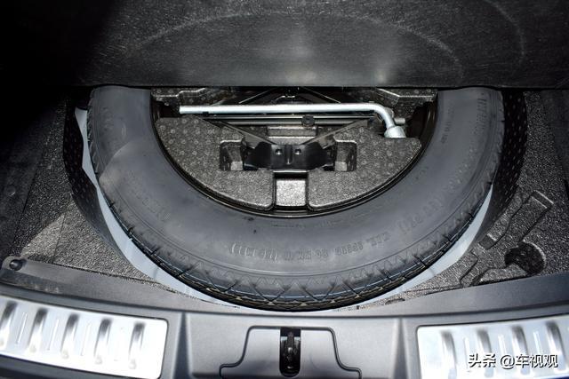 都是中型SUV，放弃了奥迪Q5L，提了更有肌肉感的路虎极光