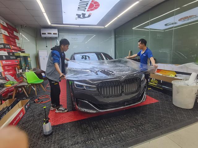 宝马7系新车贴漆面保护膜隐形车衣施工作业