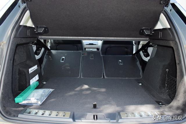 都是中型SUV，放弃了奥迪Q5L，提了更有肌肉感的路虎极光