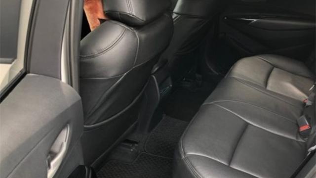 美女同事提先锋版卡罗拉，看中它的安全配置和经济实用