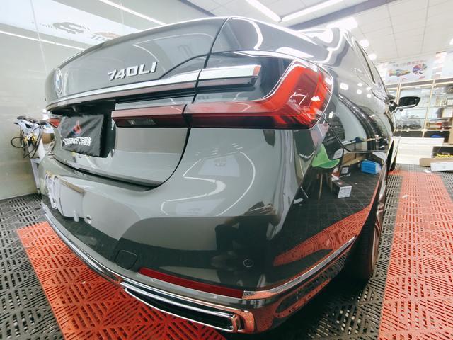 宝马7系新车贴漆面保护膜隐形车衣施工作业