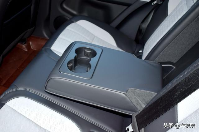 都是中型SUV，放弃了奥迪Q5L，提了更有肌肉感的路虎极光