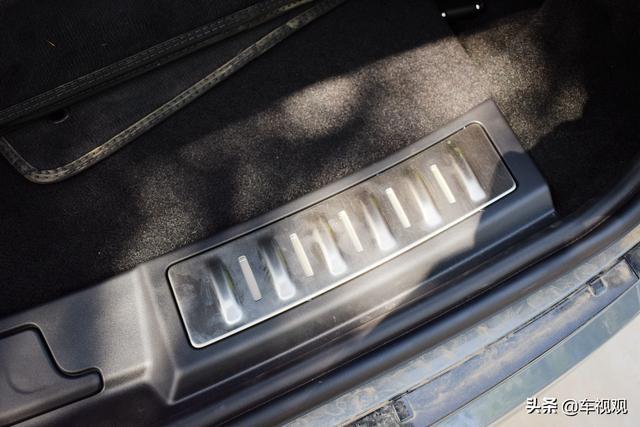 都是中型SUV，放弃了奥迪Q5L，提了更有肌肉感的路虎极光
