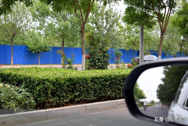 是别克GL8一半的价格，空间和配置表现不俗，实用的大通G50