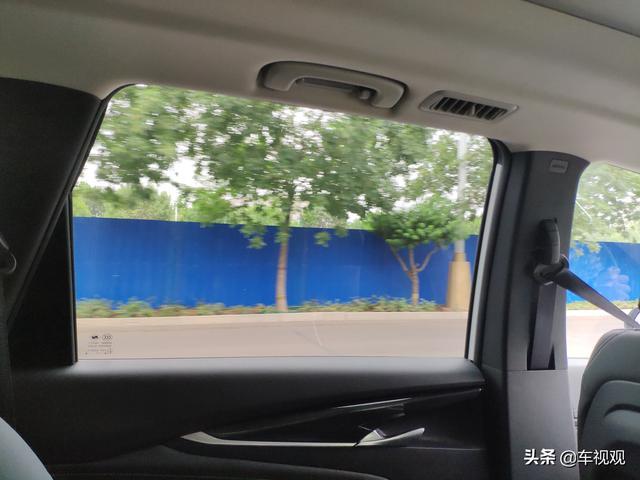是别克GL8一半的价格，空间和配置表现不俗，实用的大通G50