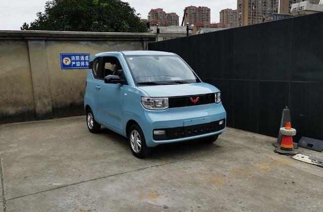 花3万多提了台宏光MINIEV，尺寸虽小，却比宝马3系还好开