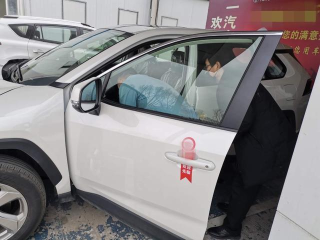 运动不失优雅，稳重大气时尚，大荣放开回家