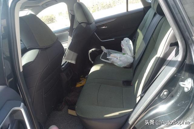 运动、时尚、年轻是RAV4荣放的标签