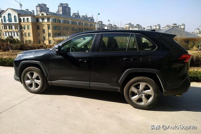 运动、时尚、年轻是RAV4荣放的标签