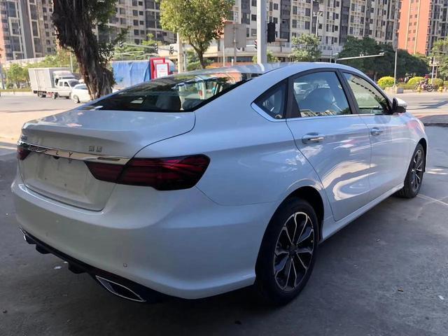 今天陪我朋友去看个国产车，它来了，吉利。
