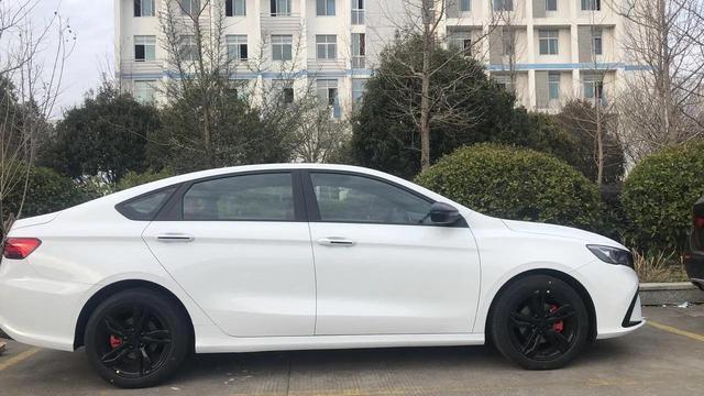 今天陪我朋友去看个国产车，它来了，吉利。