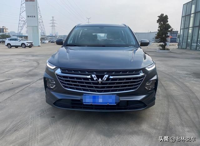 云南大哥11万入手顶配六座车，空间多变实用，百公里油耗8个