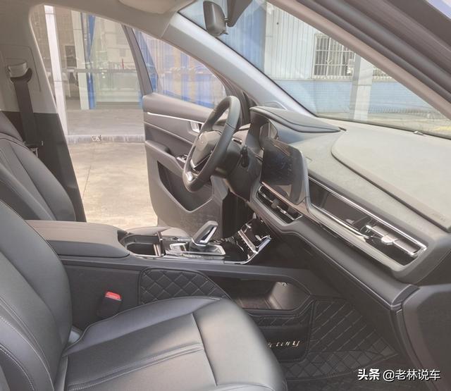 云南大哥11万入手顶配六座车，空间多变实用，百公里油耗8个