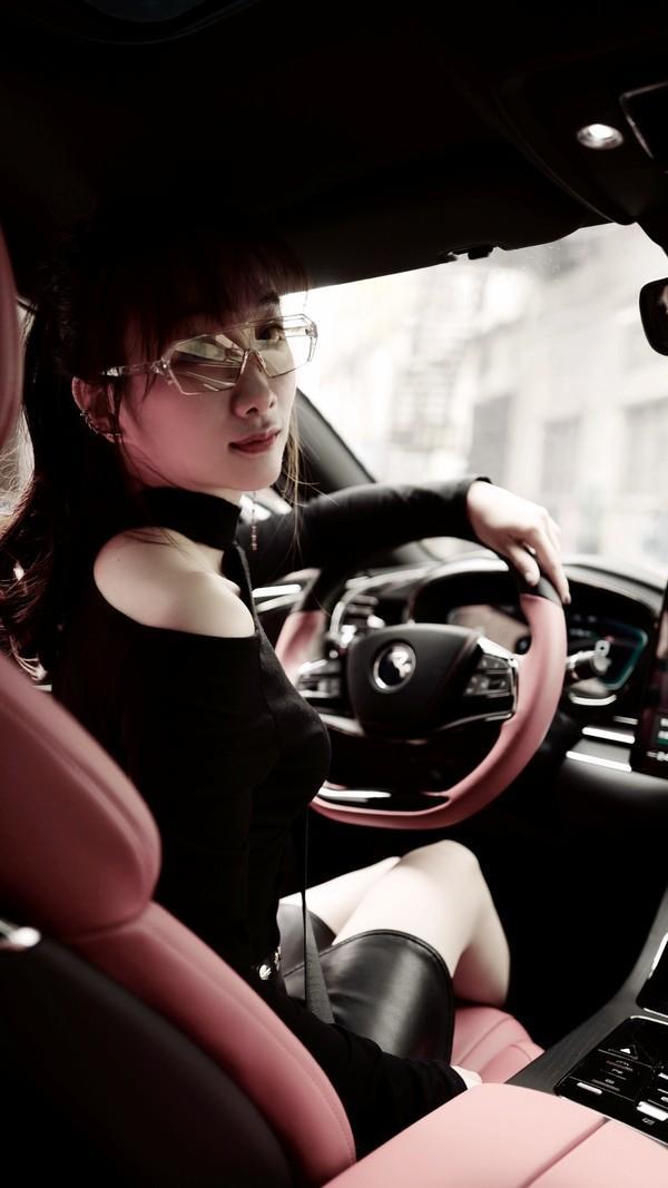 边看美女边跟你聊聊汉EV3个月的使用感受