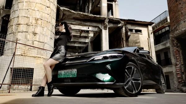边看美女边跟你聊聊汉EV3个月的使用感受