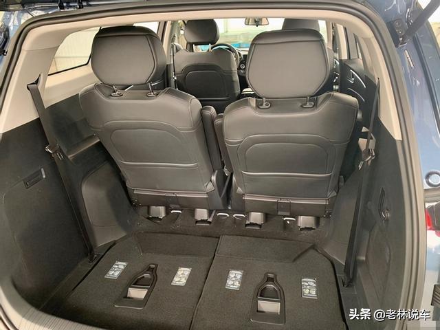 云南大哥11万入手顶配六座车，空间多变实用，百公里油耗8个