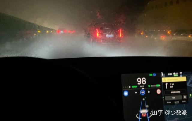 驾驶 Model 3 一万公里后，自己的一些观点，供参考