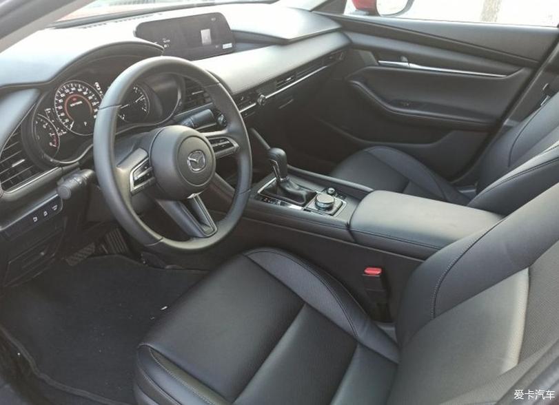 5顶配的是真皮座椅的,车内没有异味,只有真皮的味道内饰更加的大气了