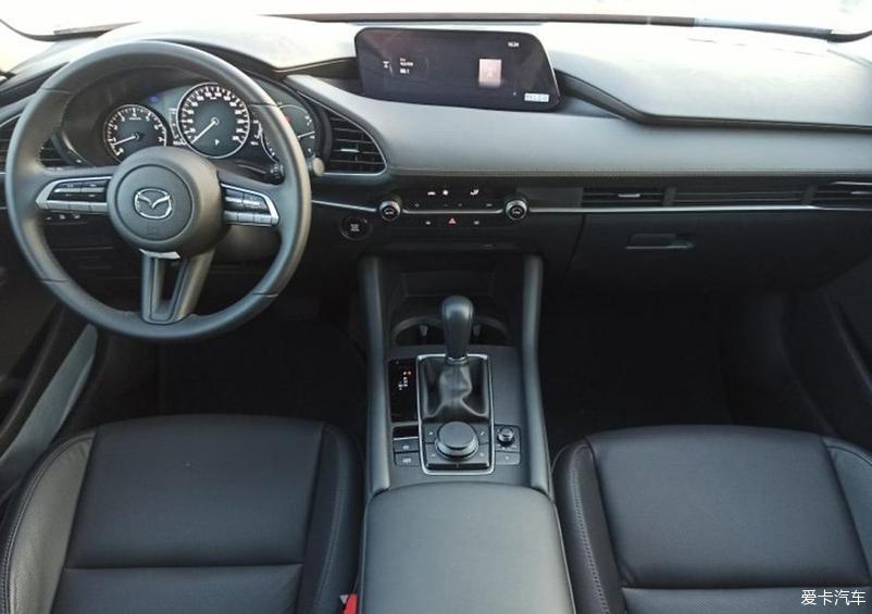 内饰更加的大气了,中控显示屏的设计更加拥有豪华车的气质了1.