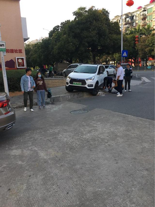 刚提的车，一下子就给干上了