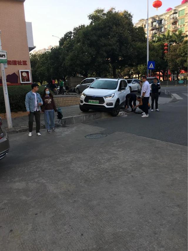 刚提的车，一下子就给干上了